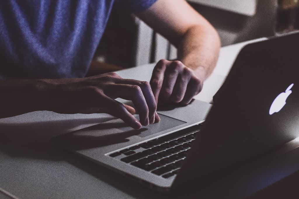 Hände an einem Laptop