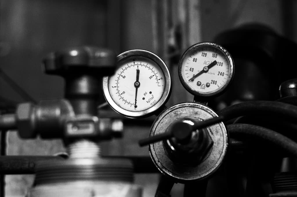 Zwei Manometer an einer Gasleitung