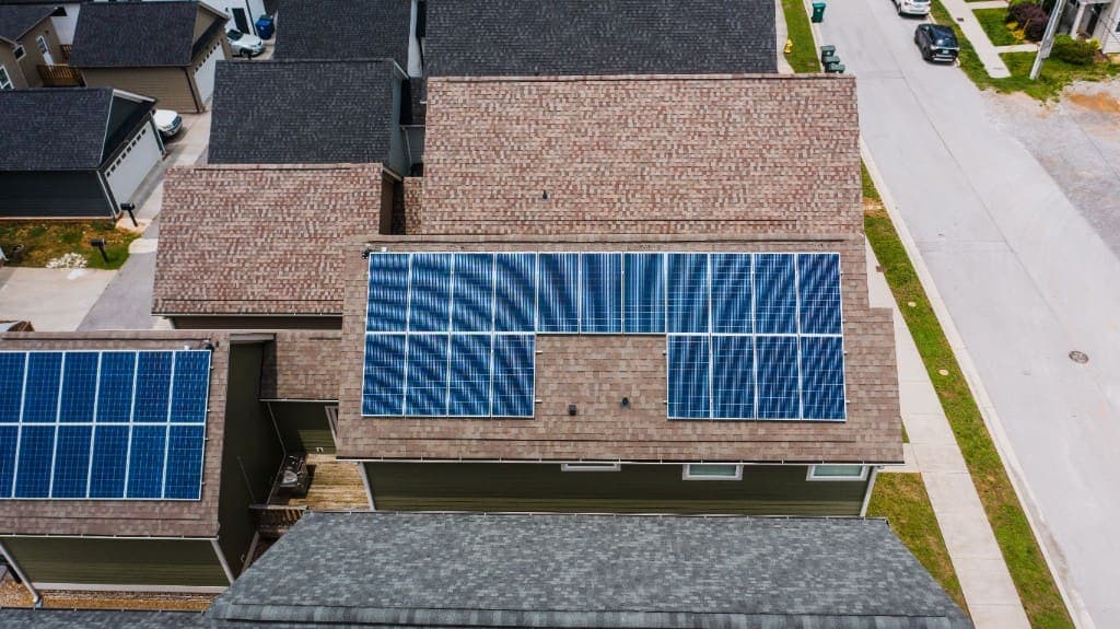Dächer mit Photovoltaik aus der Vogelperspektive